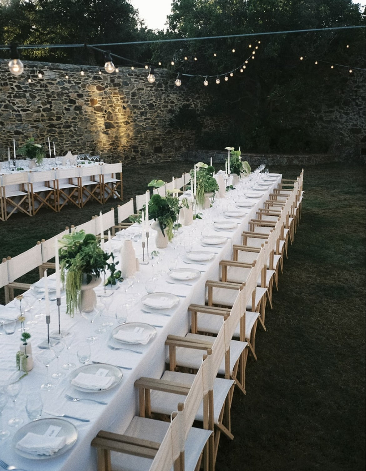 Menü Catering Frankfurt für eine Hochzeit mit langen weiss gedeckten tafeln von GOOSE Gourmet.