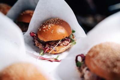 Brioche Burger eingepackt in Papier
