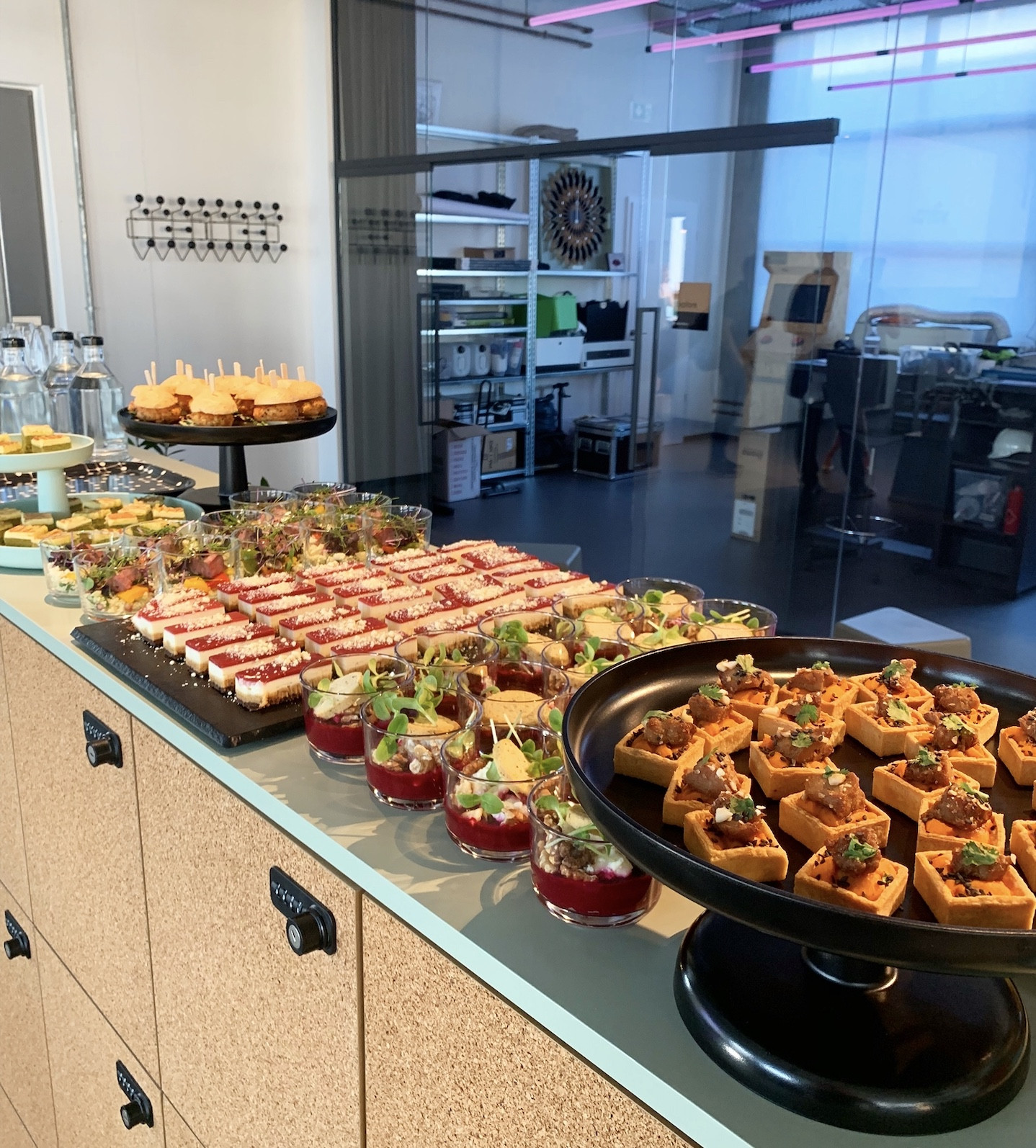 Cateringbuffet mit diversen Canapes in einem Officeraum