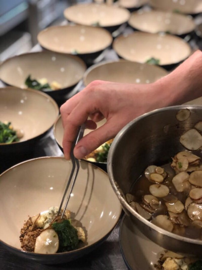 Mehrere Schüsseln werden für das Buffet vorbereitet