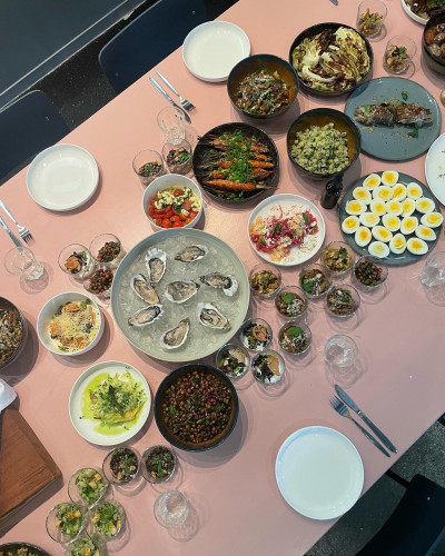 Blick von oben auf ein üppig gedecktes Catering in der Goose Eventlocation in Frankfurt