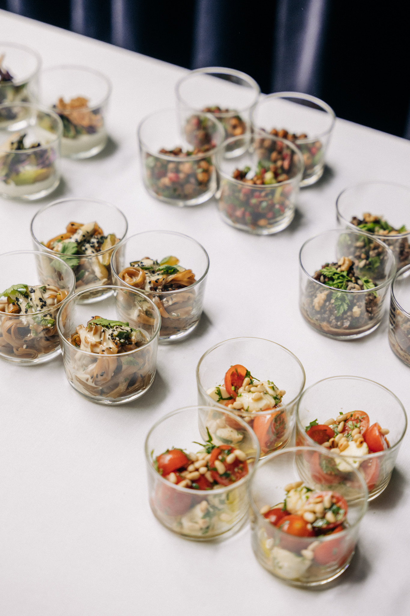 Buffet aus Gläsern mit verschiedenen herzhaften Gerichten