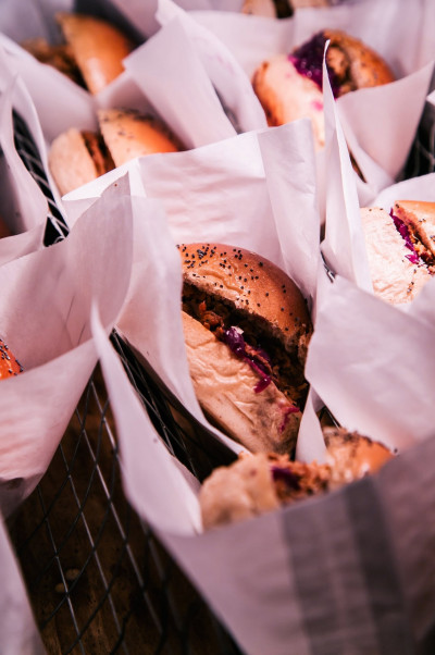 Burger verpackt als Streetfoot in Papier