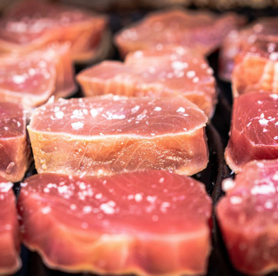 Gesalzener Fisch vor dem Grillen