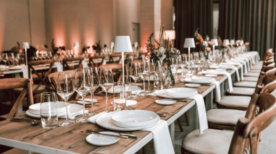 Gedeckte lange Holzafel im Goose Eventspace