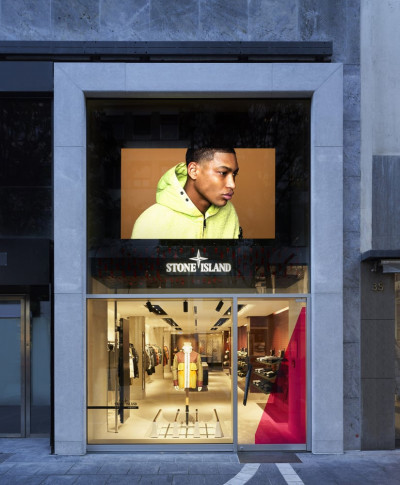 Eingang des Stone Island Stores