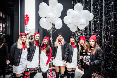Gruppe Mädchen in Sephora Merch